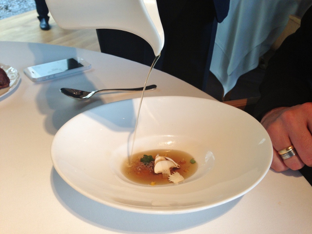 Celler_Can_Roca_consomé_perrechicos_sisho_nyoquis_yema